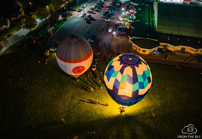 Nocny pokaz balonów