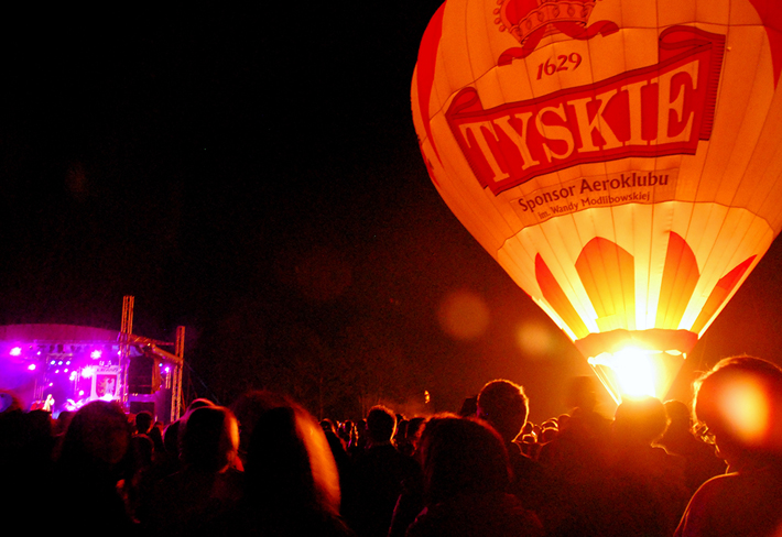 Nocny pokaz balonów podczas IX GZB