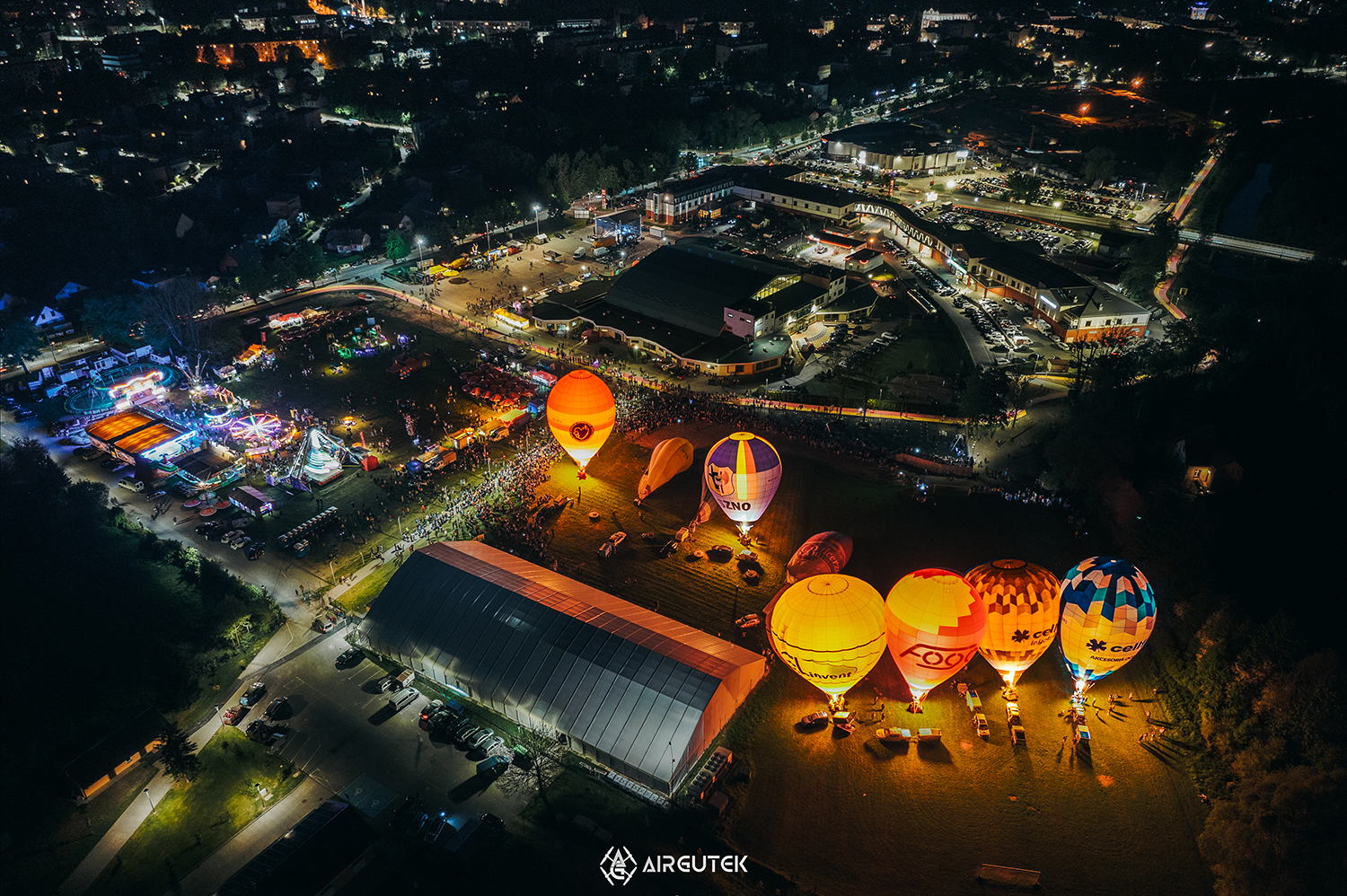 Nocny pokaz balonów przy Hali MOSiR