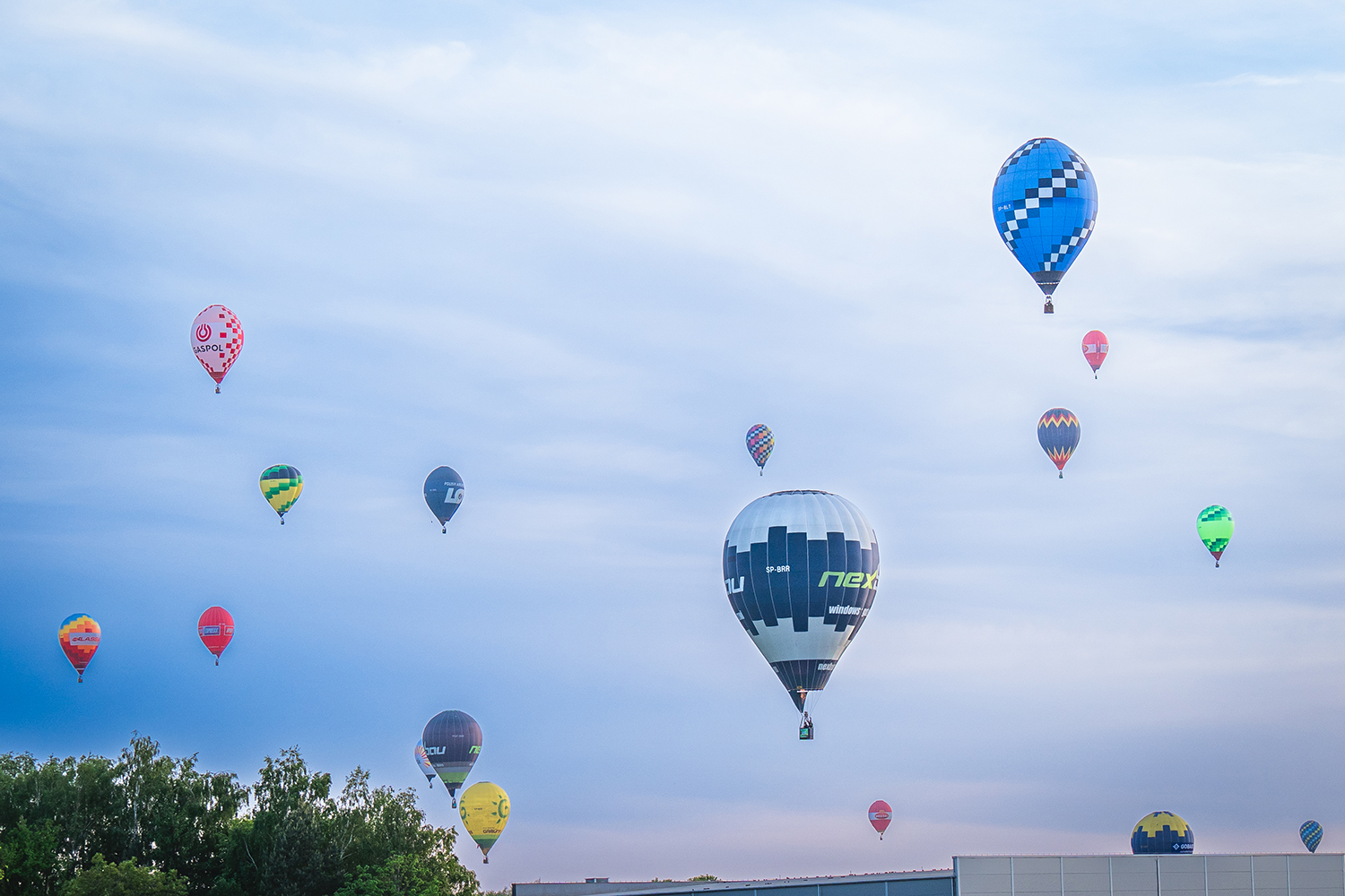 Przelot balonów nad miastem