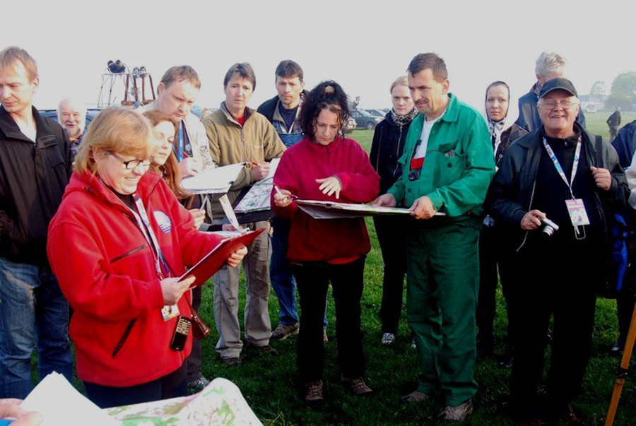 Andrzej Kolendowski (pierwszy z prawej) podczas porannej narady w terenie / 2012 r.